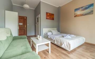 Фото номера Номер с кроватью размера «queen-size» и балконом Хостелы Central Sopot г. Сопот 3