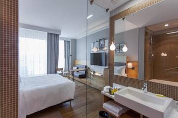 Фото номера Улучшенный номер с кроватью размера &quot;king-size&quot; и балконом Отель Sopot Marriott Resort &amp; Spa г. Сопот 4