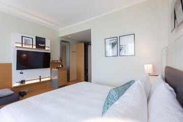 Фото номера Номер с кроватью размера «king-size» и балконом Отель Sopot Marriott Resort &amp; Spa г. Сопот 4