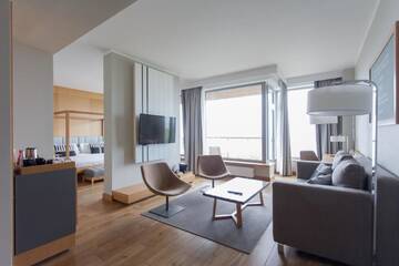 Фото номера Люкс с кроватью размера «king-size» и видом на море Отель Sopot Marriott Resort &amp; Spa г. Сопот 5