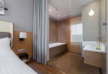 Фото номера Улучшенный номер с кроватью размера &quot;king-size&quot; и балконом Отель Sopot Marriott Resort &amp; Spa г. Сопот 2