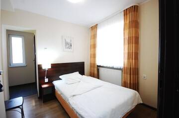 Фото номера Одноместный номер с ванной комнатой Отели типа «постель и завтрак» Hipnotic B&amp;B г. Сопот 10